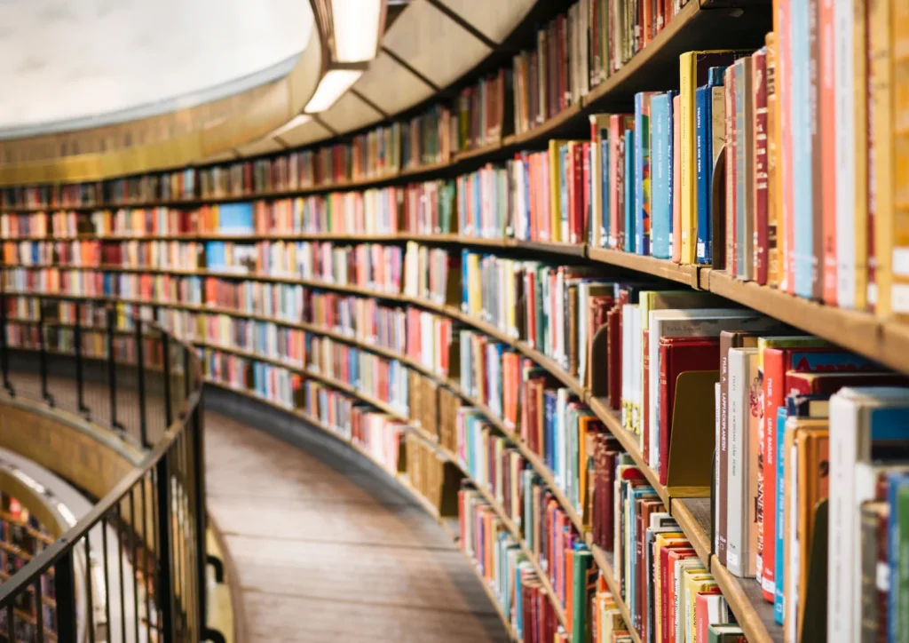 A library filled with lots of books on shelves.